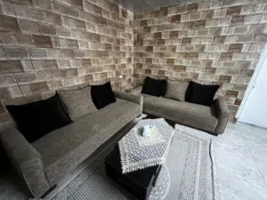 طقم كنب كورنر (زاوية) مميز مع طاولة وسط للبيع.