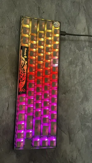 للبيع كيبورد جديد من شركة دكي (Ducky) حجم 65 بالميه استعمال شهر و12 يوم نوع لسويتش ساينلت احمر