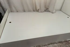 تخت مفرد و نص خشب للبيع بالون الابيض.و مستعمل قليل