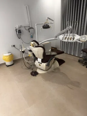كرسى اسنان كامل مع الكبينه و 2 كرسى للطبيب والمساعده Dental chair in good condition