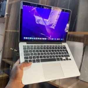 ماك بوك برو i7 مديل 2015 شاشه 15.6