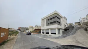 مجمع صناعي وتجاري مكون من تسوية طابق أرضي، وطابق أول مطابق ثاني وجميعها لها. مداخل مستقلة بالسيارات
