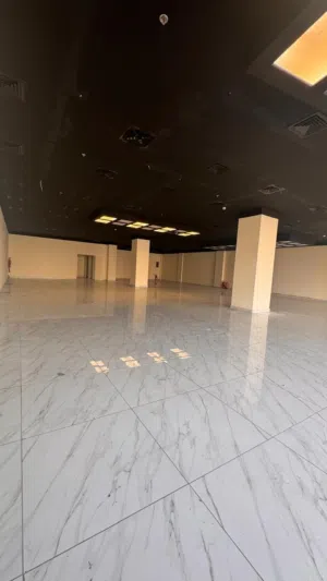 محل تجاري للإيجار في موقع استراتيجي  بمساحة 433 م في العذيبه  Commercial shop for rent in Azaiba