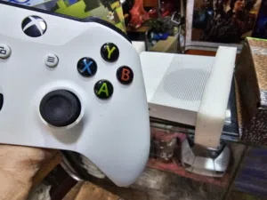 لا تفوّت الفرصة! Xbox One S محمّل ألعاب + يد أصلية وبسعر مغري