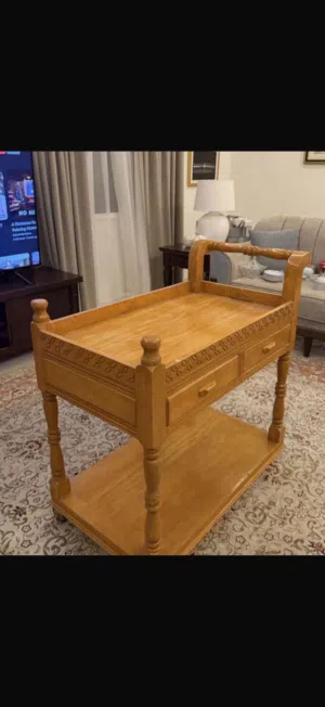 Wooden side table طاولة خشبيه فخمة للبيع