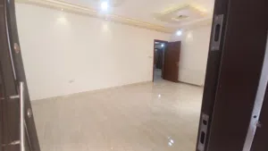 شقه فارغه للإيجار ربوة عبدون 220م شبه أرضي مدخلين
