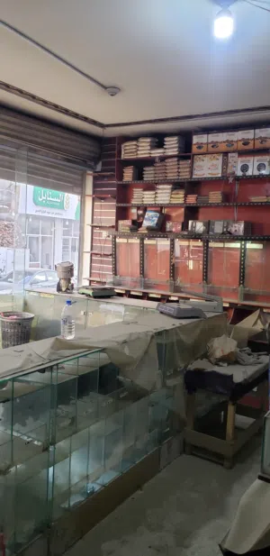 محل تجاري خمس فتحات ركنية بهارات ومواد غذائية