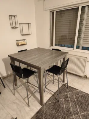 طاوله ارتفاع(1.2م) و 4 كراسي ارتفاع(1م)