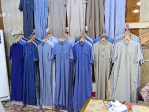 محل دشداشه للبيع ملابس جديد مسواق العيد وبعد العيد سبب البيع عدم التفرغ بظاعه درجه اولئ