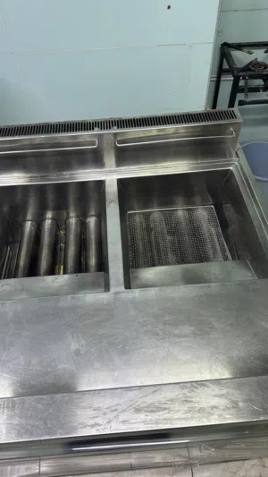 ماكنه بروستد وبطاطس 4مدافع حوضين  تعمل على الغاز  حافظه بروستد صغيره الحجم