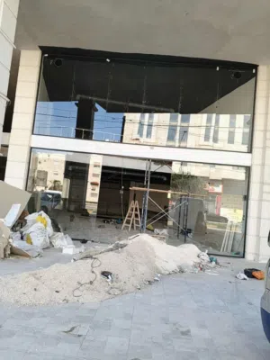 ( حجيرللسيكوريت)  زجاج سيكوريت: الأمان والأناقة في آن واحد.   لحماية فائقة ومظهر عصري لمنزلك أو عملك