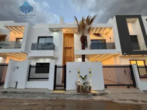 فيلا دورين وملحق للبيع المكان السراج طريق المواشي بالقرب من صالة رويال