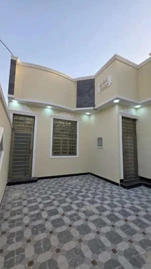 بيت للبيع موقع مميز وجاهز للسكن فوراً، تصميم عملي ومساحات مريحة، قريب من الأسواق والخدمات الأساسية.