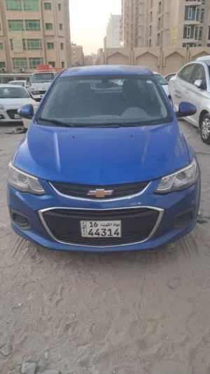 سيارات صالون وشاحنة بيك أب واحدة للبيع بسعر 1250 ديناراً.selling for 1250 kd all 4 vehicles