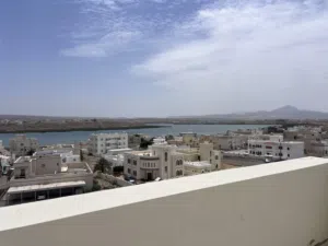 شقة جديدة لأول ساكن بإطلالة بحرية مكيفة غرفتين كبيرتين وصالة واسعه ونظيفه جبل العيد صور وسط المدينه