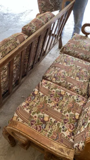 طقم موريس 12 مقعد بحالة ممتازة فرشه ممتاز بحاجة إلى دهان