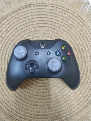 يد تحكم Xbox أصلية – تعمل على Xbox  One & Xbox Series + PC + Apple TV Microsoft