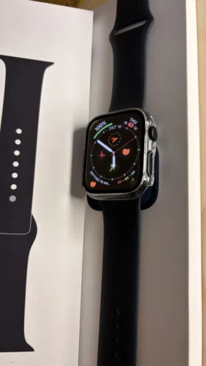 Apple Watch Series 9 (مقاس 45mm) - نظيفة جداً وبحالة ممتازة! اعليها لزقة حماية للشاشة مش خدش