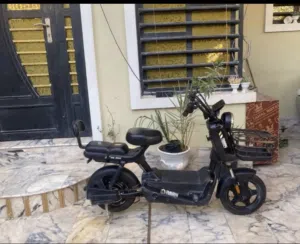 دراجه شحن للبيع الدراجه نضيفه وحلوه استعمال خفيف حجم 14 شكره الريان