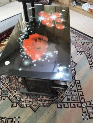 طاولة كمبيوتر حالة ممتازة مستعمل
