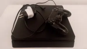 للبيع PS4 Slim مهكر تحديث 12.00 مساحة 408GB معاه يد أصلية الجهاز نظيف جدًا وربي يبارك غير مفتوح نها