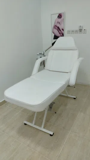 سرير تجميل عملي وأنيق باللون الأبيض