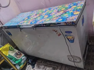 مجمدات 2 وثلاجه للبيع بس لمجمده لزغيره ما تشتغل جانت تشتغل وضلت ما تجمد لسعر خاص عنوان البصره الزبير
