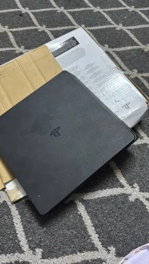 للبيع بلايشتيشن 4 بحاله ممتازه