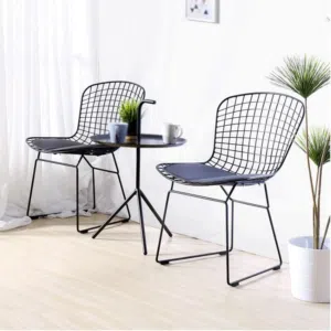 كرسي معدني اسود انيق ومتين بتصميم بسيط ومريح للمكاتب والمنازل ويمنحك تجربة جلوس مثالية