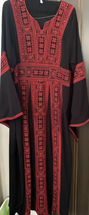 فستان مطرز اسود وأحمر ..مستعمل لكن بحالة الجديد ...للبيع بسعر مغري جداً