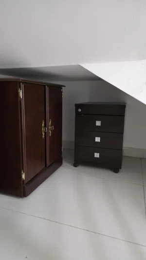 خزانة وطاوله
