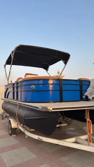 قارب مجلس للبيع