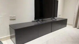 هيكل سرير مع مرتبه وطاوله تلفزيون وكومدينه