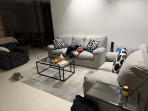 طقم كنب تنجيد جديد ثلاثي ثنائي حجم مريح ashley  مع ركلاينر بلون اسود قماش راقي يتحمل المسح والتنظيف