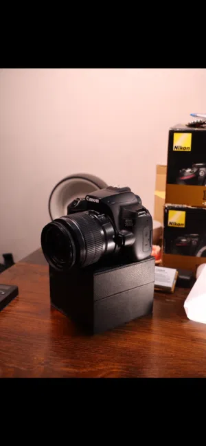 للبيع كامرا كانون 250D  تصوير 4k شاشه لمس قلاب الحديثه واي فاي بلوتوث فوللل