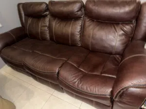 كنب ليزي بوي جلد نظيف مافيه اي ملاحظات