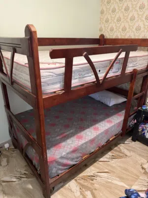 سرير بطابقين كبير