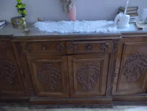 بوفيه سفره خشب زان اصلى كبير 4ضلف ودرجين وفوقه لوح زجاج  حجم الضلفتين اللى فى الوسط كبير ومقسم لجزئي