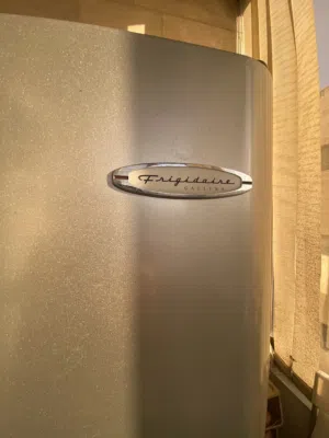 ثلاجة Frigidaire Gallery (Top Freezer) – فضي، حجم 18‐20 قدم3