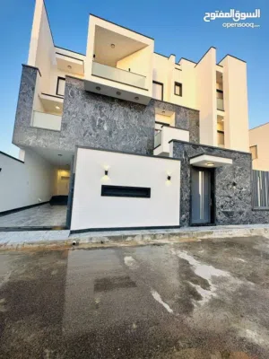 فيلا تشطيب حديث وفاخر للبيع الموقع طريق المشتل بالقرب من صالة الأسطورة تشطيب 5 نجوم
