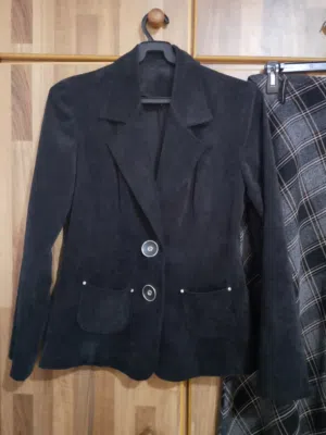 اطقم جاكيت وتنورة صناعة تركية فاخرة جوخ ومخمل مقاس X لارج جديد غير مستعمل طقم اسود وطقم زيتي اخضر