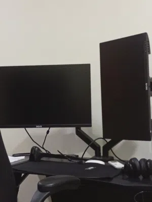 للبيع شاشتين ومكتب وكرسي جيمنج ديفو