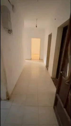 شقة للبيع في السلماني الغربي بسعر حرق ب220 الف في الدور الثاني