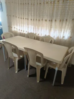 طاولة سفرة تفتح وتسكر مناسبة للمناسبات والرحلات مع 6 كراسي مصنوعة من الفايبر المقوى ضد الكسر