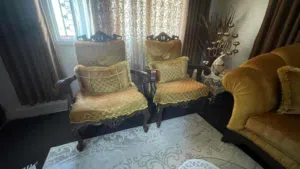 طقم كنب للبيع بحاله جيده جدا سبع مقاعد مكونه من مقعد ثنائي + مفرد + مفرد + ثلاثي