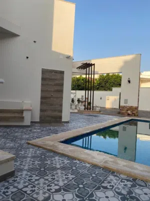 فيلة  تصميم إيطالي على قطعة أرض مساحتها 678 م دورين وملحق للعامل وحديقة جميلة وحوض سباحة