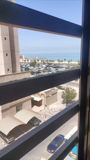 بدون عمولات للوافدين شقة صف ثاني من البحر