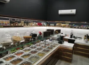 محل مكسرات وقهوة ومنتجات سورية للبيع