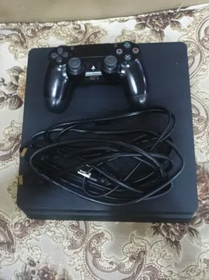 بلايستيشن 4 سليم (PS4 Slim) مميز جداً مع ايد أصلية ولعبة FC 25 الأحدث - نظافة تامة!