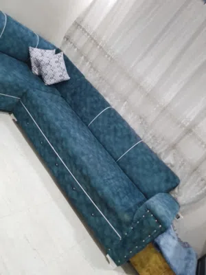 طقم كورنر لون تركواز 9 مقاعد مع بفه لون خشب سويد تفصيل مش تجا اصفر استعمال بسيط